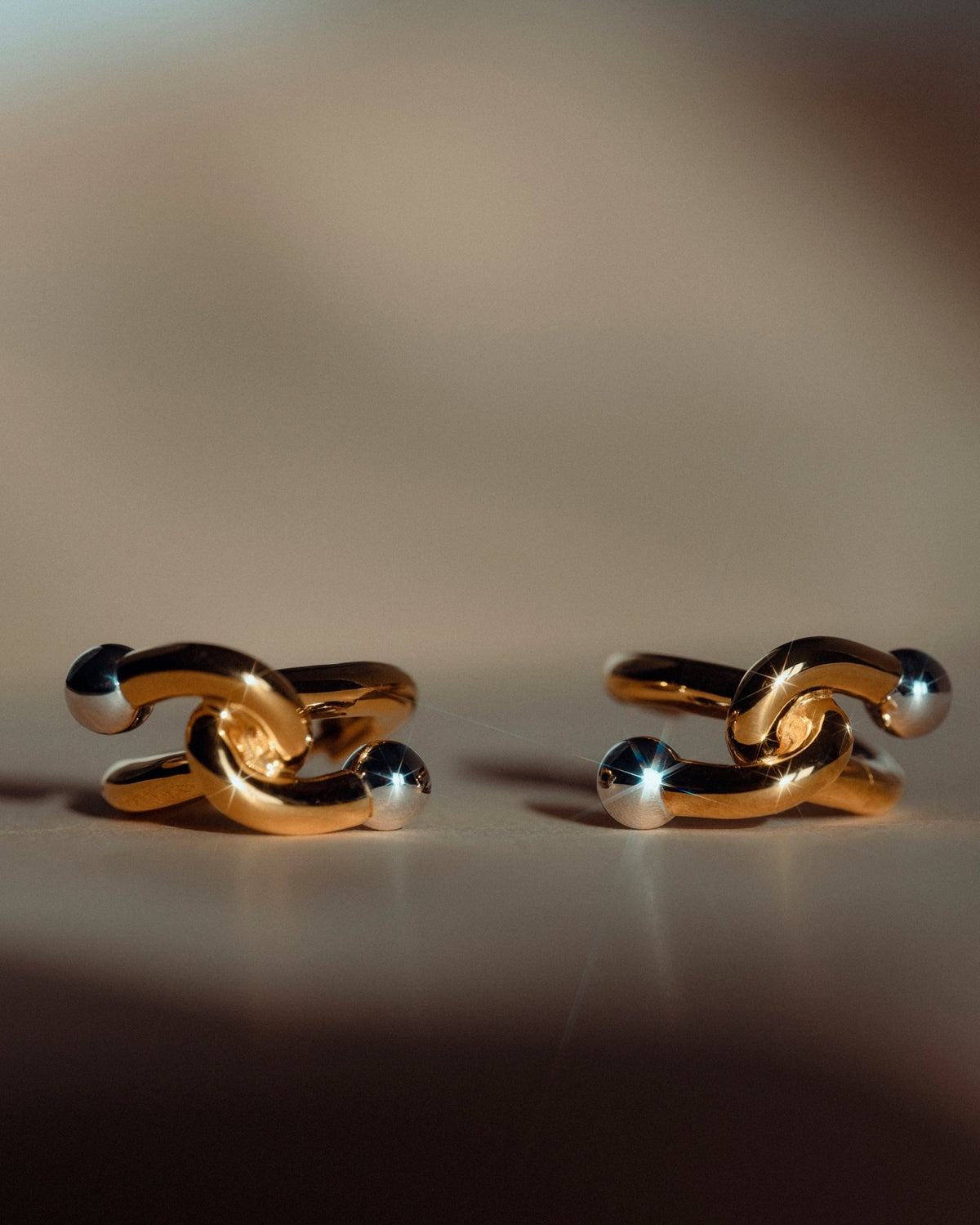Falcat earring in 925 silver, detail view.