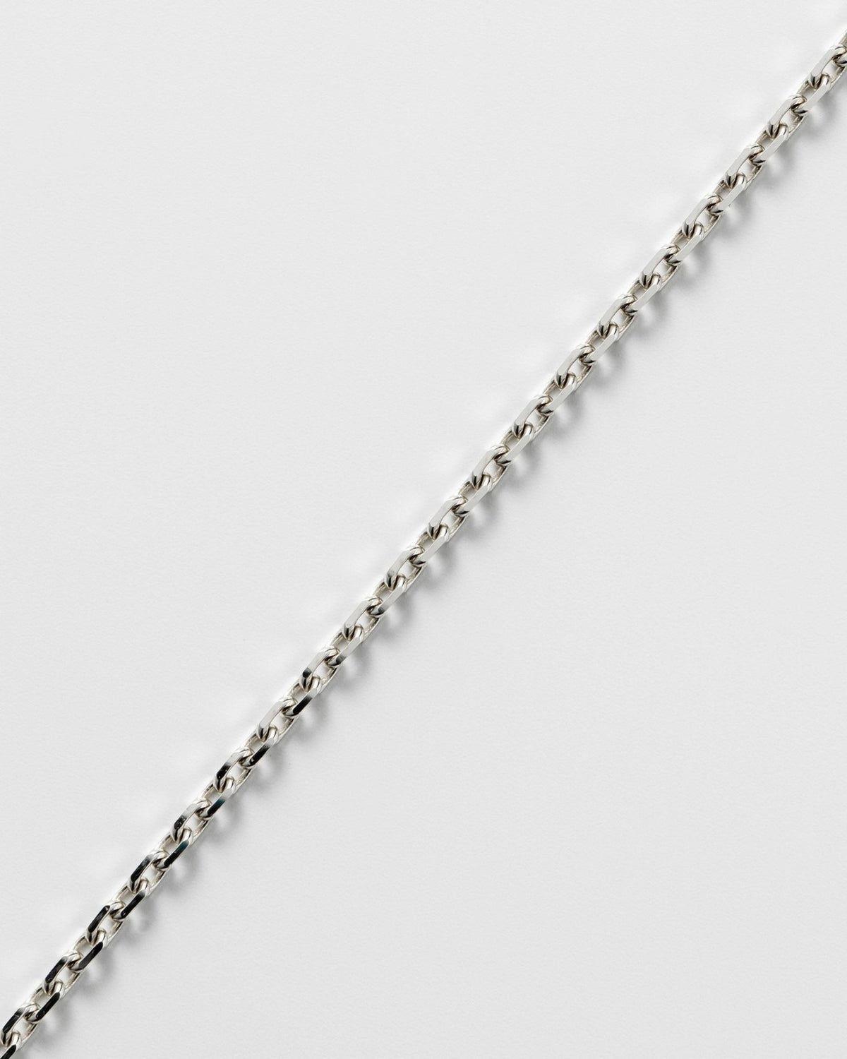 Anchor facet chain in 925 silver, detail view.