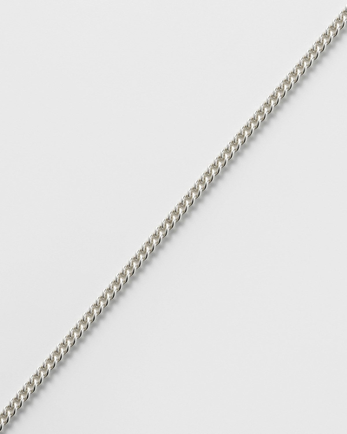 Round curb chain in 925 silver.