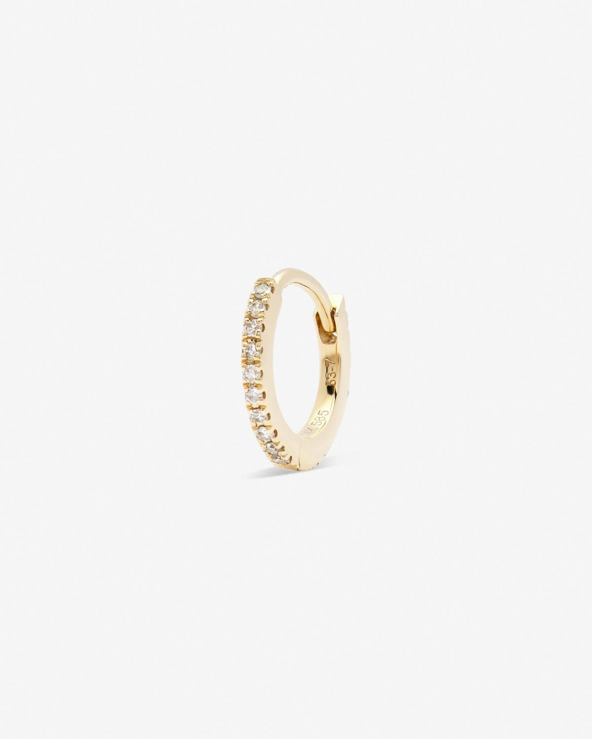Repos huggie in 14k yellow gold, detail view.