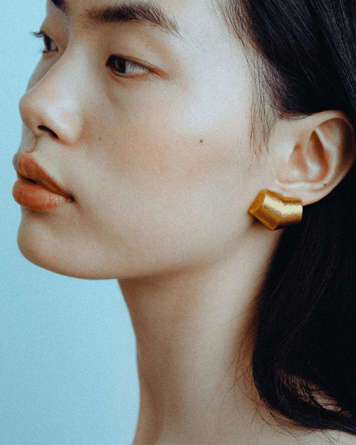 Oblique earrings in gold vermeil, detail view.