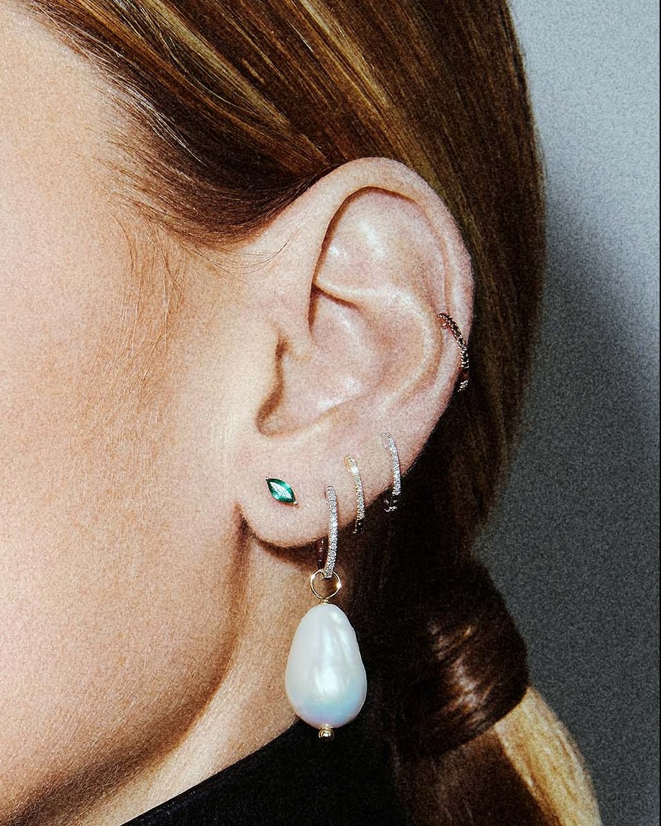 Awareness labret in 14k white gold, set with an emerald, detail view.