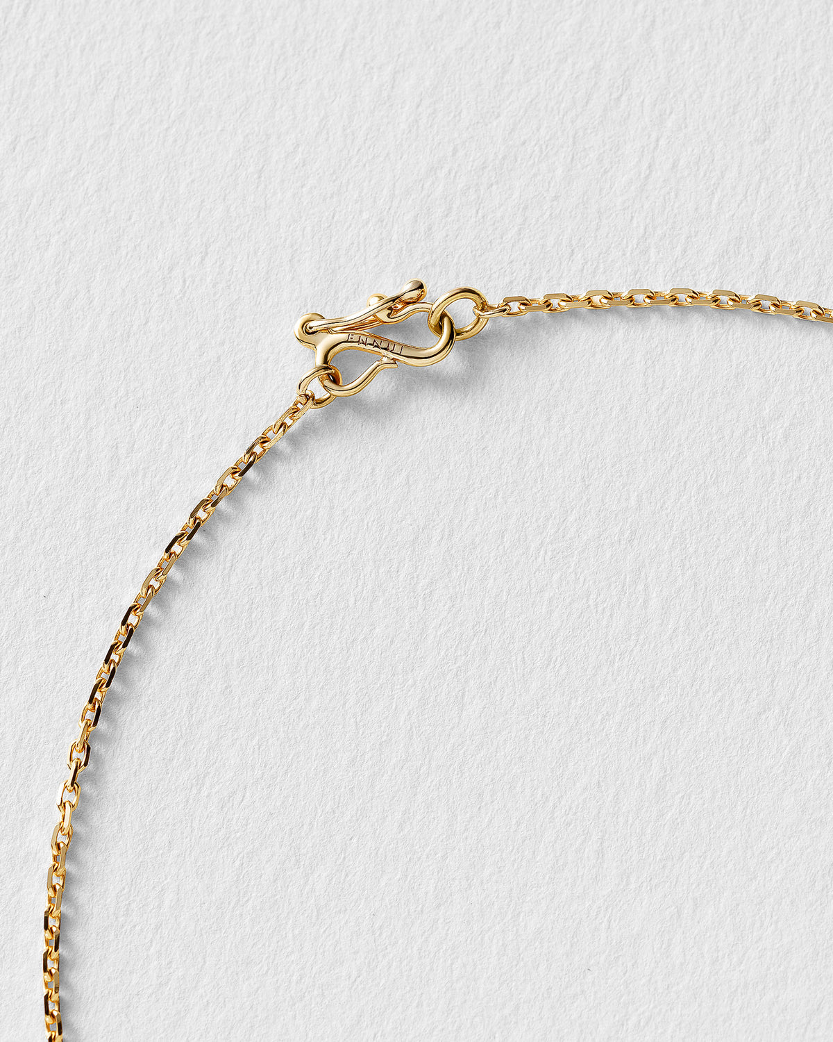 Diamond cut chain clasp in 14k yellow gold, detail view.