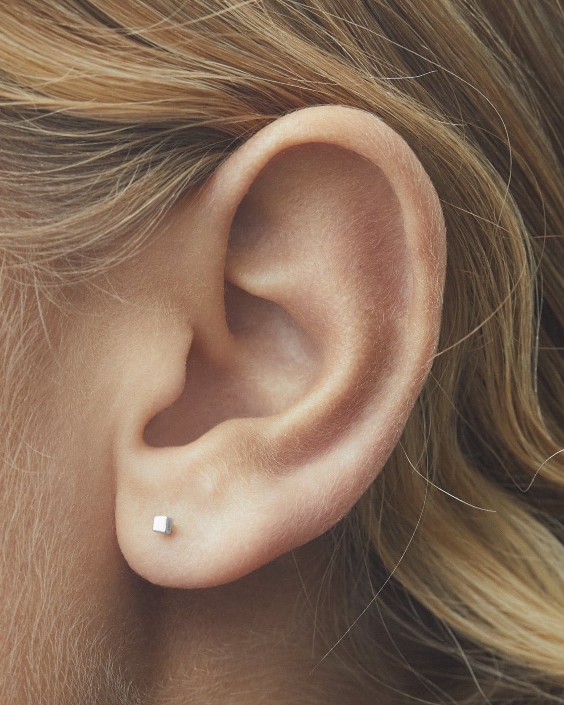 Hip to be square labret in 14k white gold, detail view.