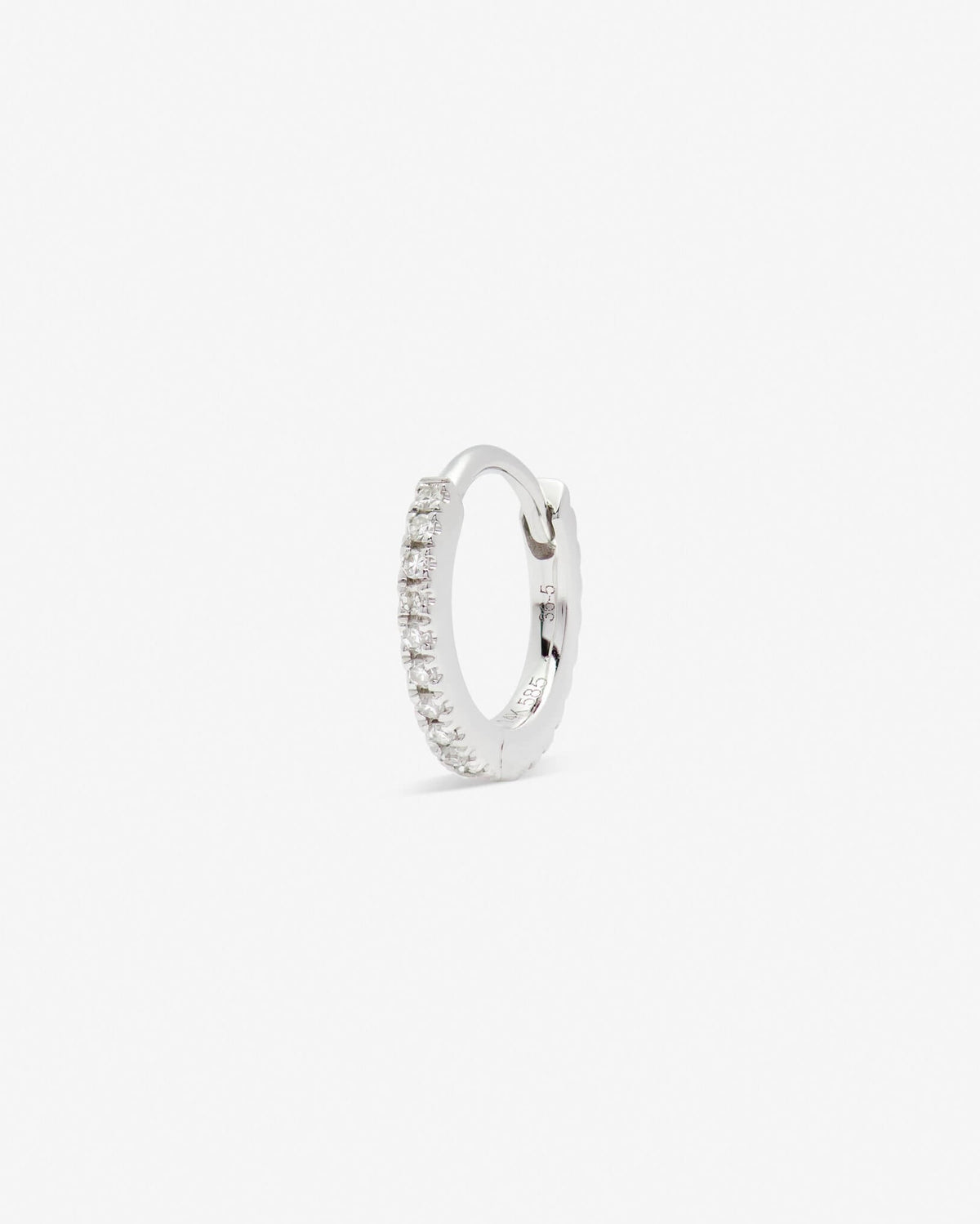 Repos huggie in 14k white gold, detail view.